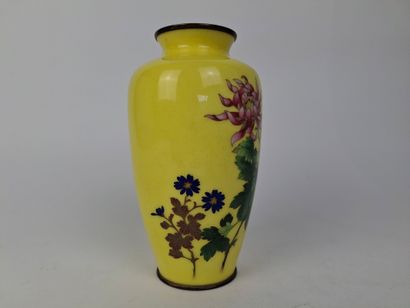 CHINE
Vase balustre en cloisonné à décor...
