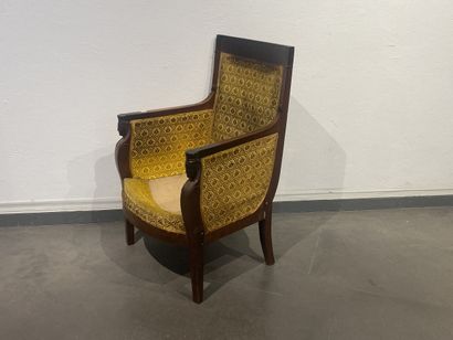 Bergère en acajou mouluré sculpté à dossier...