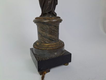 Candélabre en bronze à patine noire et dorée...
