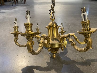 Lustre en bronze doré à 6 bras de lumière...