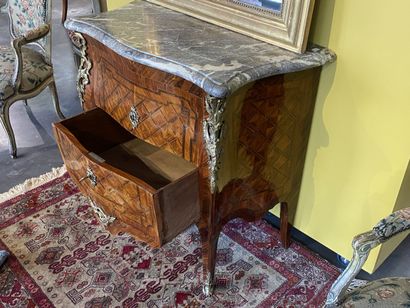 Petite commode sauteuse en bois de placage...