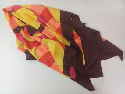 Louis FERAUD
Foulard en soie à décor géométrique...