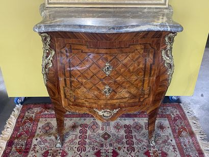 Petite commode sauteuse en bois de placage...