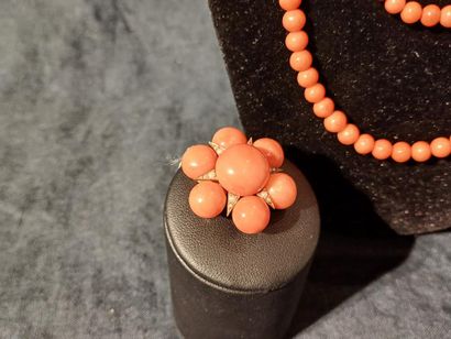 Parure en perles de corail composé d'un collier...