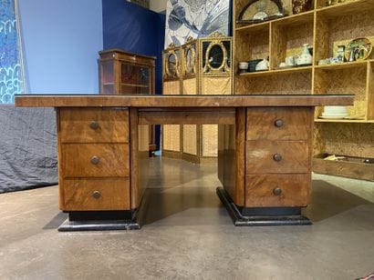 Bureau en placage de bois loupe à deux caissons...