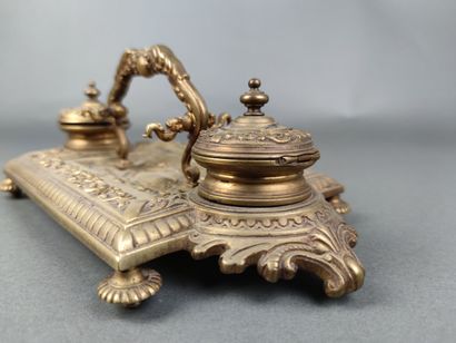 Encrier de bureau en bronze doré à deux godets...