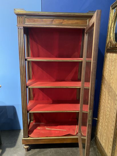 Vitrine en acajou ouvrant à une porte découvrant...
