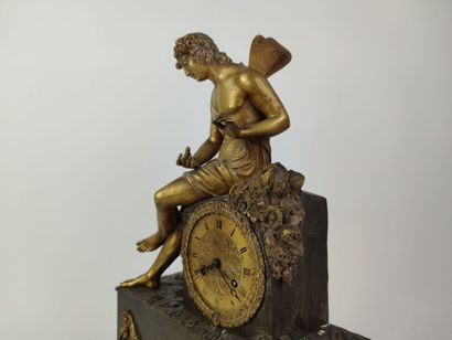 Pendule borne en bronze à patine noire et...