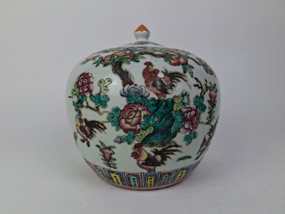 CHINE 
Pot à gingembre en porcelaine à décor...