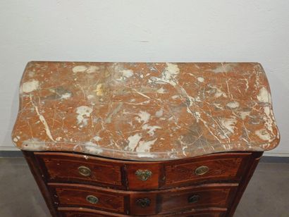 Commode en acajou et placage d'acajou ouvrant...