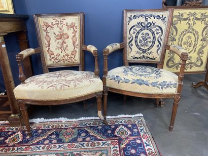 Paire de fauteuils en bois teinté mouluré...