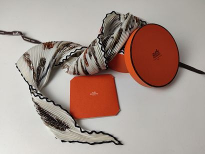 HERMES Paris
Carré plissé modèle 