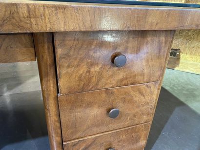 Bureau en placage de bois loupe à deux caissons...