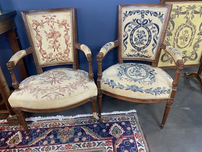 Paire de fauteuils en bois teinté mouluré...