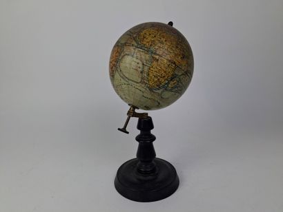 J. FOREST, Paris
Petit globe terrestre en...