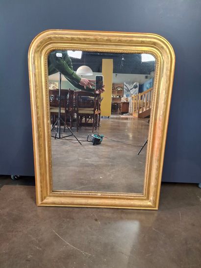 Miroir en bois et stuc doré à décor d'une...