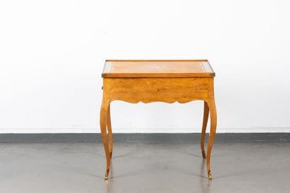 Table tric-trac en merisier. Plateau amovible...