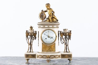 Pendule en marbre blanc et bronze ciselé...