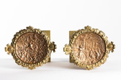 Paire de coupes en bronze et cuivre. La base...