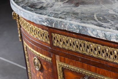 Commode demi-lune en marqueterie de bois...