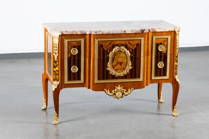 Commode en marqueterie de bois de rose, satiné,...