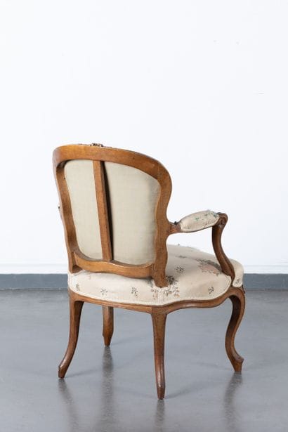 Fauteuil cabriolet en noyer mouluré et sculpté....