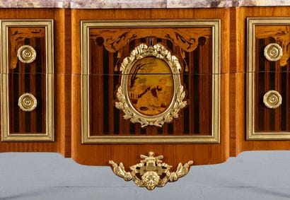 Commode en marqueterie de bois de rose, satiné,...
