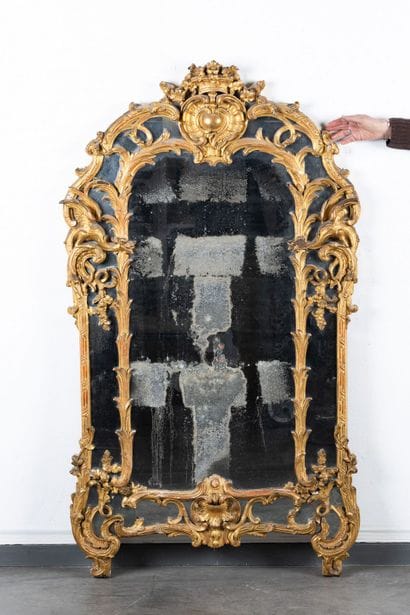 Grand miroir à parecloses en bois sculpté...
