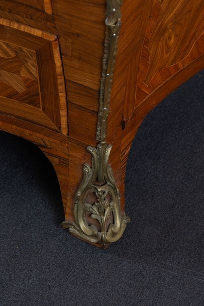 Commode bombée et galbée en façade et sur...