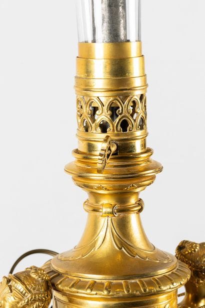 Paire de lampes en bronze ciselé et doré....