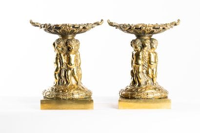 Paire de coupes en bronze et cuivre. La base...