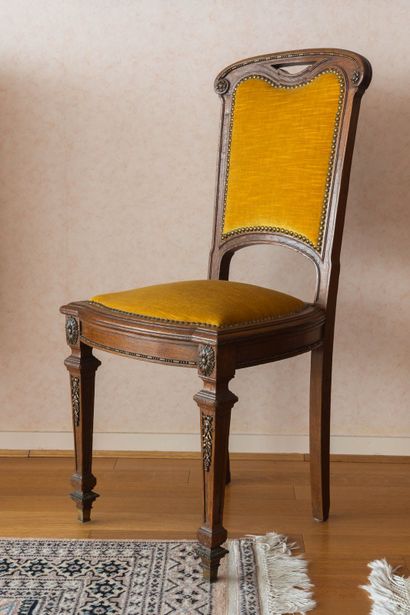 Mobilier de salle à manger en chêne mouluré...