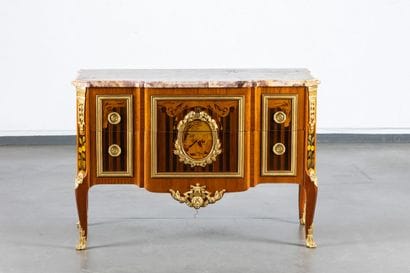 Commode en marqueterie de bois de rose, satiné,...