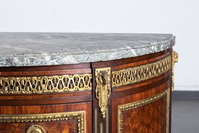 Commode demi-lune en marqueterie de bois...