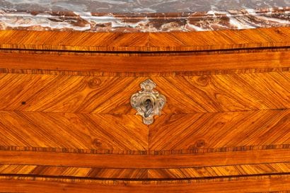 Petite et rare commode en marqueterie de...