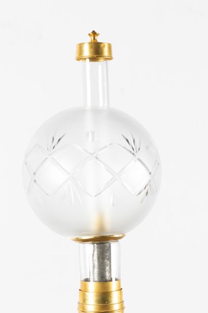 Paire de lampes en bronze ciselé et doré....