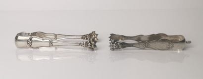 DEUX PINCES A SUCRE en argent (950). 
- PARIS,...