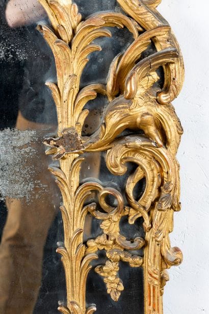 Grand miroir à parecloses en bois sculpté...