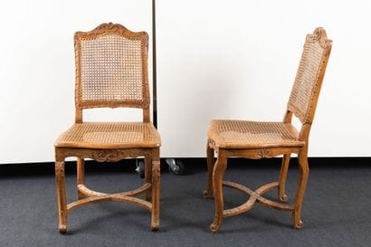 Paire de chaises en hêtre mouluré et sculpté...