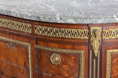 Commode demi-lune en marqueterie de bois...