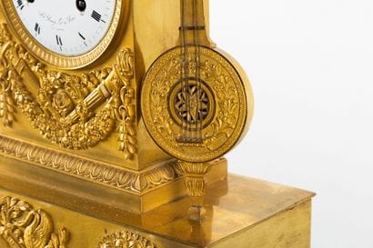 Importante pendule en bronze ciselé et doré...
