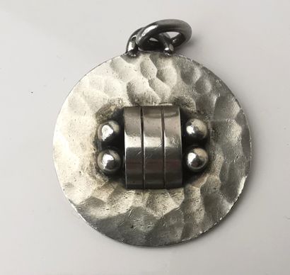 PENDENTIF en argent (800). JEAN DESPRES,...