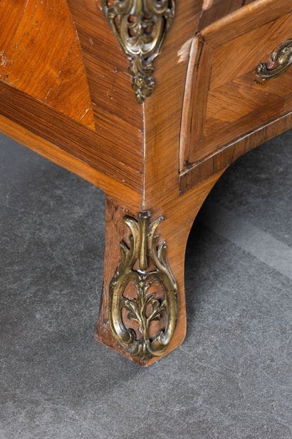 Commode en marqueterie de bois de rose et...