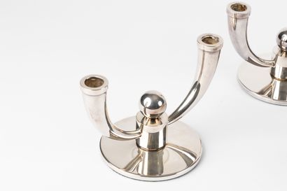 COUPE ET PAIRE DE CANDELABRES en métal argenté...