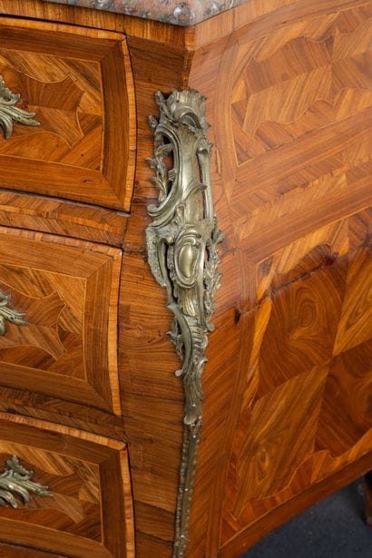 Commode bombée et galbée en façade et sur...