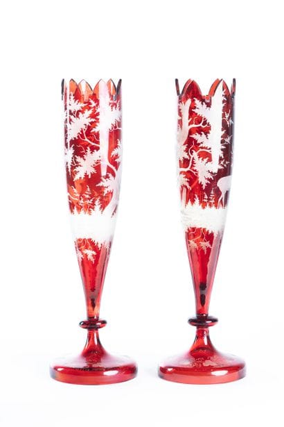 Paire de vases en verre de Bohème gravée...