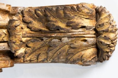 Paire de consoles en chêne sculpté, mouluré...