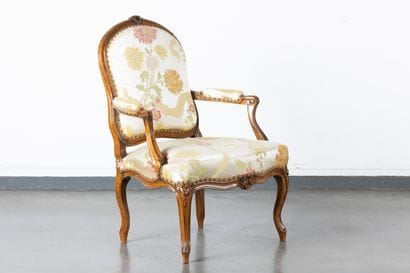 Fauteuil à dossier plat en hêtre mouluré...