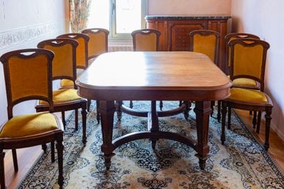 Mobilier de salle à manger en chêne mouluré...