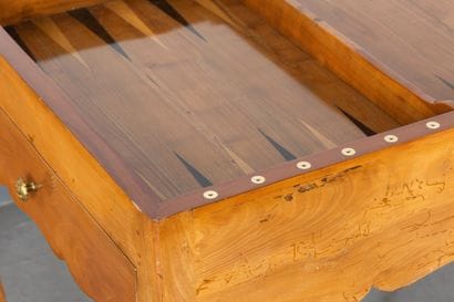 Table tric-trac en merisier. Plateau amovible...